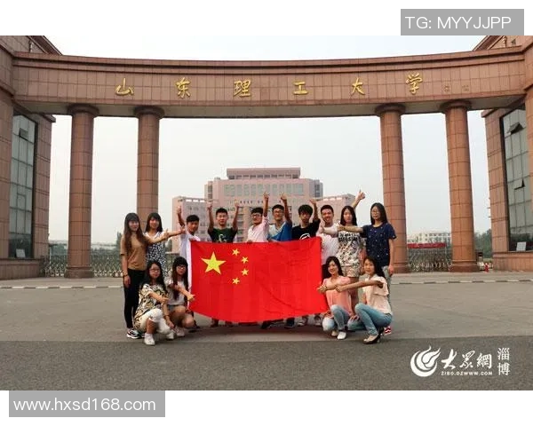 女孩与众多足球明星亲密合影展现青春活力与梦想追逐的美好瞬间